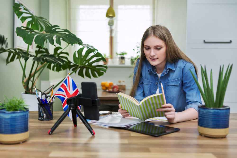 mulher lendo livro para aprender como agradecer em inglês