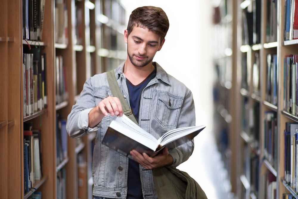 garoto praticando leitura em ingles em biblioteca publica