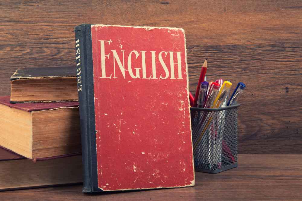 livro com capa vermelha dando enfâse no título "english" representando livros em ingles para iniciantes