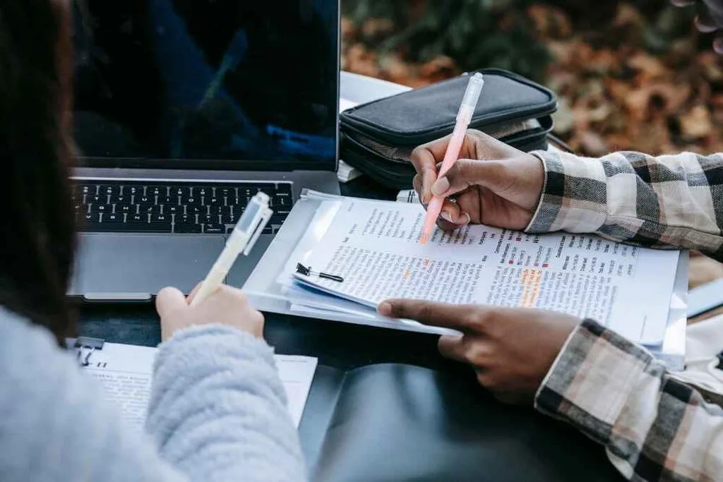 estudantes lendo textos em inglês para iniciantes