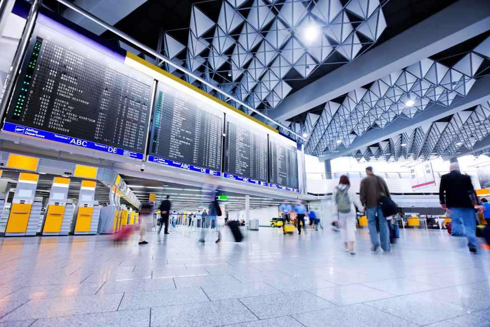 pessoas em aeroporto, representando a importância do inglês para aeroporto