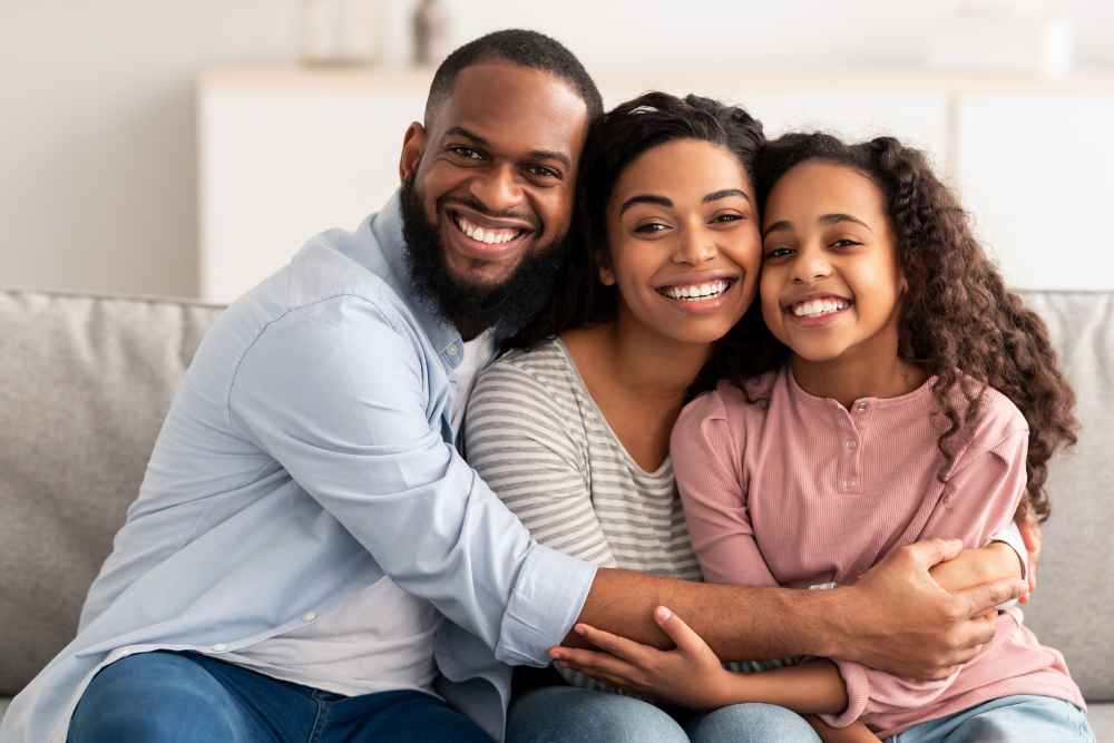 pai, mãe e filha reunidos, representando os membros da família em inglês