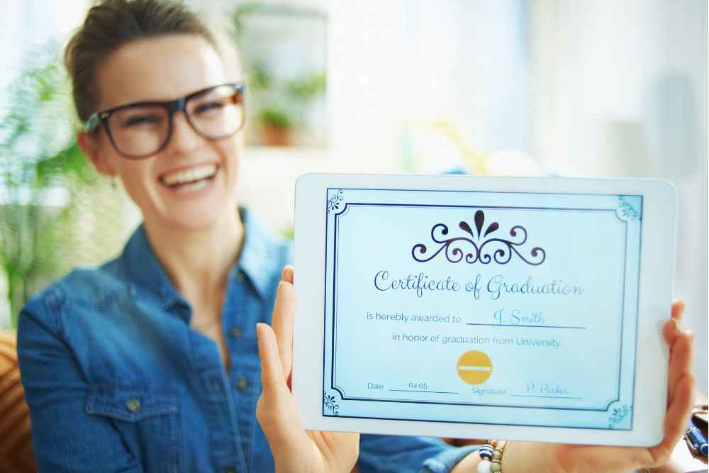 mulher segurando sua certificação em inglês