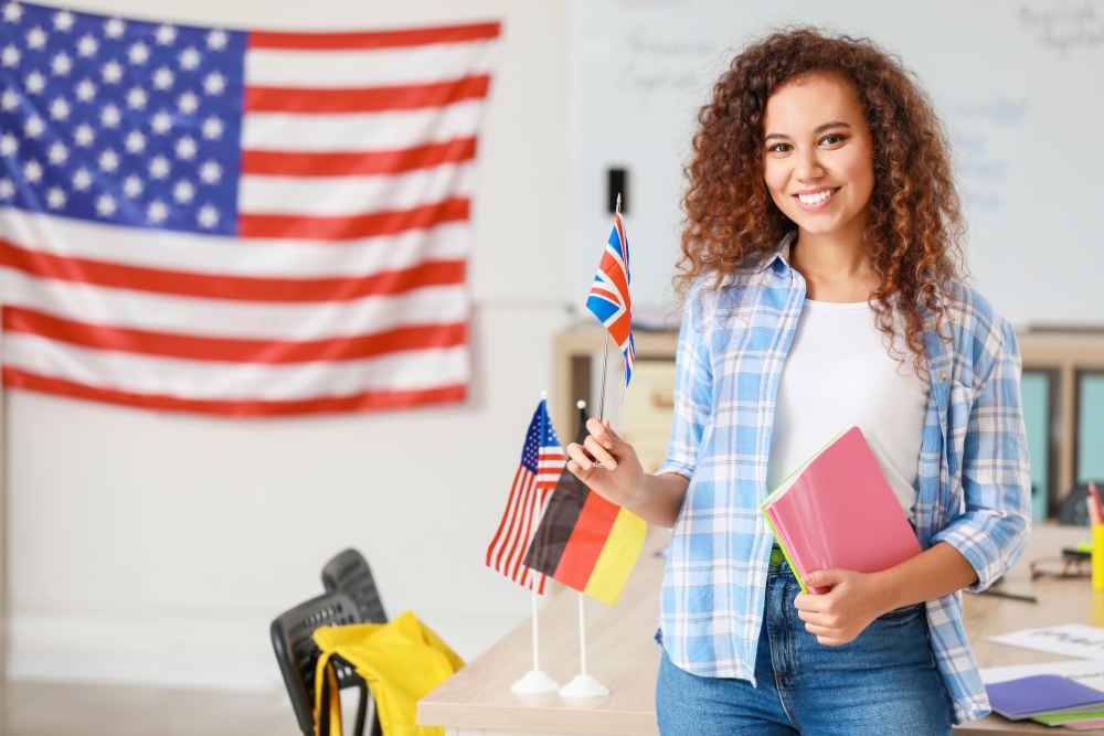 estudante com caderno na mão, representando quanto tempo para ficar fluente em inglês