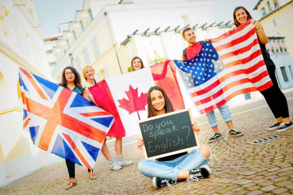 estudantes segurando bandeiras representando os tipos de inglês